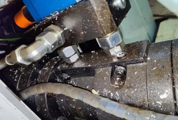 Hydraulic valve block and pipework connections on the installed rotary actuator